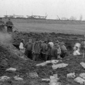 Magyar katonák civileket lőnek bele egy tömegsírba (Forrás: Magyar Nemzeti Múzeum/75.25)
